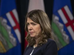 Smith, de Alberta, buscando autorização para briefings de interferência, Nenshi questiona a intenção