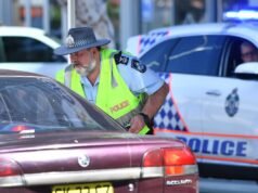 Homem é acusado após criança de 9 anos ser encontrada ‘dirigindo’ carro em rodovia principal no meio da noite