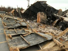 PCs prometeram reconstruir a escola CBN perdida no incêndio, mas os pais temem que estejam recuando