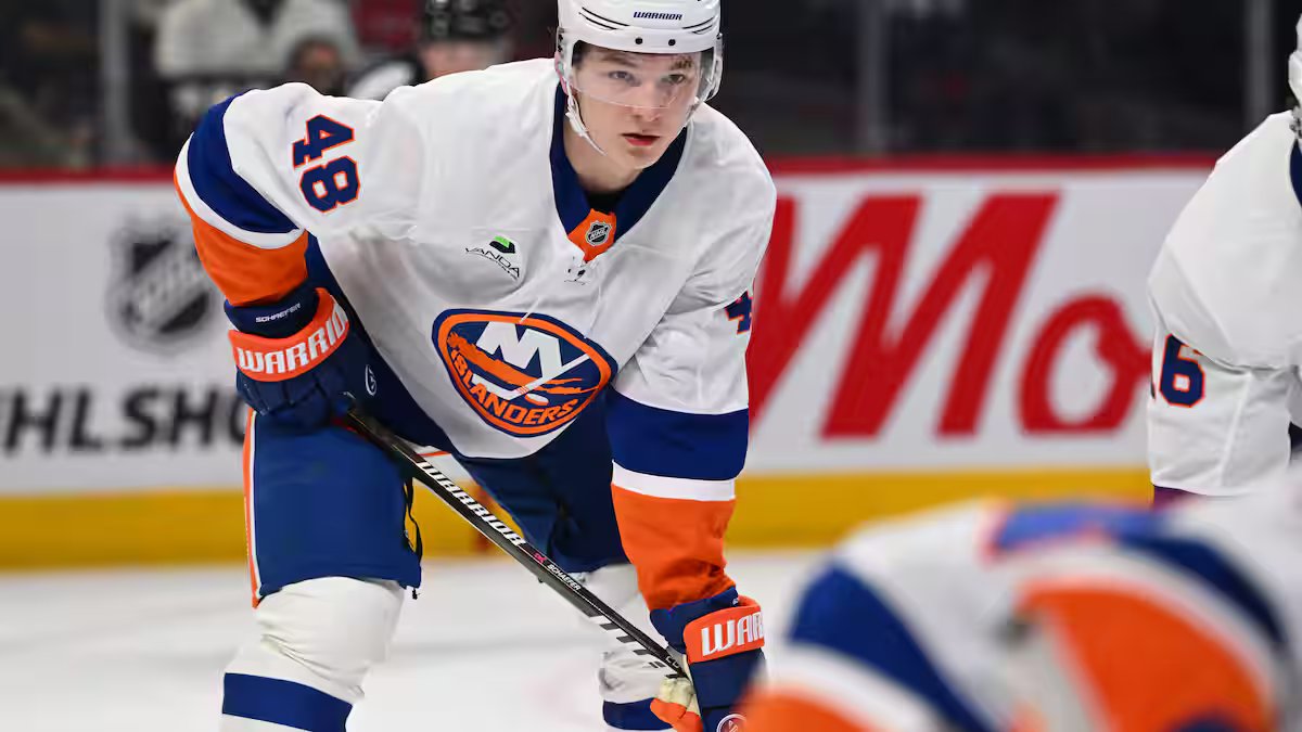 Matthew Schaefer à trois buts d’un record