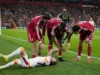 O atacante do Galatasaray sofre uma lesão grave no confronto da Liga dos Campeões com o Liverpool