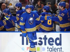 Thompson é homenageado pela medalha de ouro olímpica e marca na vitória do Sabres por 3 a 2 sobre os Golden Knights