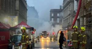 Interrupção de viagens no centro de Glasgow após prédio destruído por incêndio