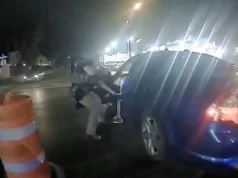 Vídeos mostram a morte de um cidadão americano a tiros no Texas no ano passado por um agente federal de imigração