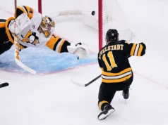 Os Bruins venceram os Penguins por 2 a 1, com Khusnutdinov e Mittelstadt marcando com 50 segundos de diferença