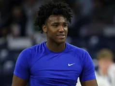 Patrick Ngongba II do Duke ainda usa scooter com bota no pé direito antes do jogo do torneio da NCAA contra o TCU