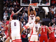 O Arizona, melhor colocado, venceu o Arkansas por 109-88 para chegar à Elite Oito pela primeira vez desde 2015