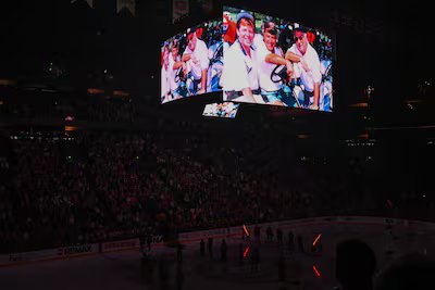 À VOIR: homenagem tocante prestada a Rodger Brulotte com Youppi! no Centro Bell