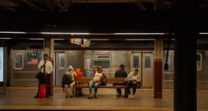 Recorrendo às redes sociais para reclamar das viagens quentes de metrô? Você não está sozinho, diz estudo