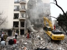 O Irão diz que está a rever o plano de cessar-fogo dos EUA, mas não conversa; Trump diz que líderes de Teerã querem um acordo