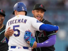 Freddie Freeman é abraçado por Ketel Marte na vitória dos Dodgers por 3 a 2 sobre os Diamondbacks