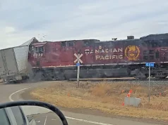 Trem bate em semirreboque parado em passagem de nível no Canadá