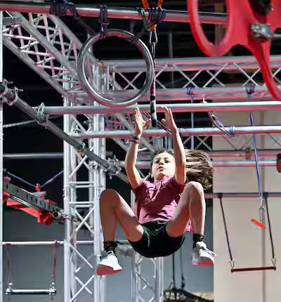 A celebração olímpica de um jogo campeão de Ninja Warrior