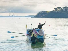 Remadores circunavegando a Grã-Bretanha em desafio de caridade ‘brutal’ chegam à Escócia