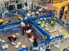 Multidão entra em erupção em jogo caótico de arremesso de travesseiros durante evento de alívio do estresse na China