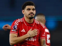 Spurs dizem que Marinakis é ‘muito bem-vindo’ no confronto decisivo, apesar da ameaça legal