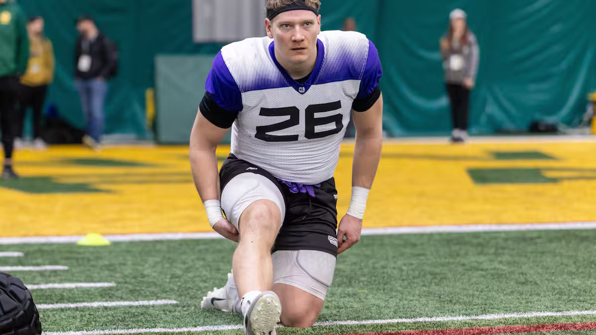 À 6 pi 5 po e 258 libras, um quart-arrière changera de posição para esperar atingir o LCF