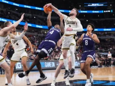 O guarda de Purdue, Braden Smith, se aproxima de Bobby Hurley para o recorde de assistências na carreira da NCAA