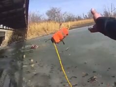 Policial retira homem de rio congelado em Wisconsin