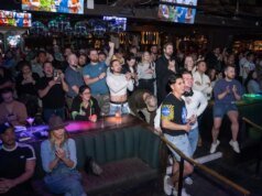 As festas para assistir TV estão renascendo: por que ‘sobrevivente’, ‘traidores’ e ‘rivalidade acalorada’ estão dominando o bar local