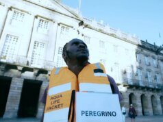 O cineasta Tshililo waha Muzila caminha pela Espanha com um colete salva-vidas laranja para afrofobia Doc ‘O pequeno negro do Congo’