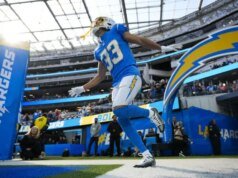 O zagueiro canadense Deane Leonard concorda em prorrogar contrato com o Los Angeles Chargers