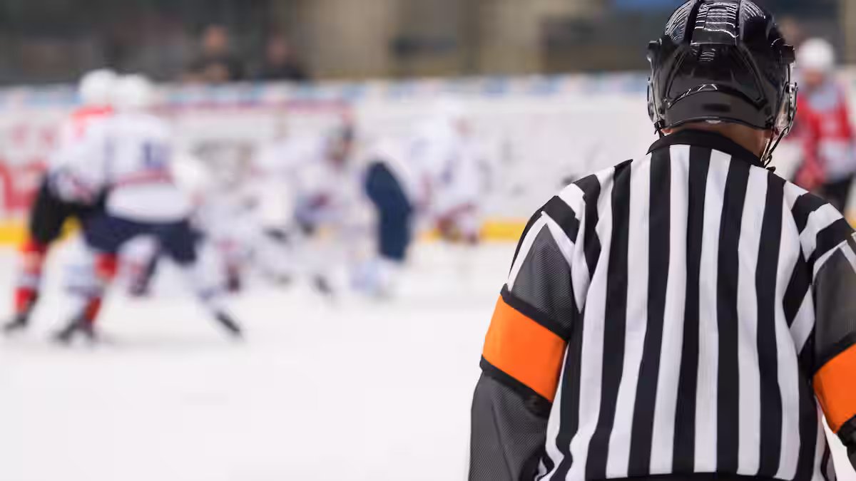 Des arbitres pris pour cible lors de partidas de hockey : «J’ai reçu une poubelle dans le dos»