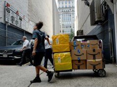 Mulher idosa bombardeada com mais de cem pacotes da Amazon que ela não pediu