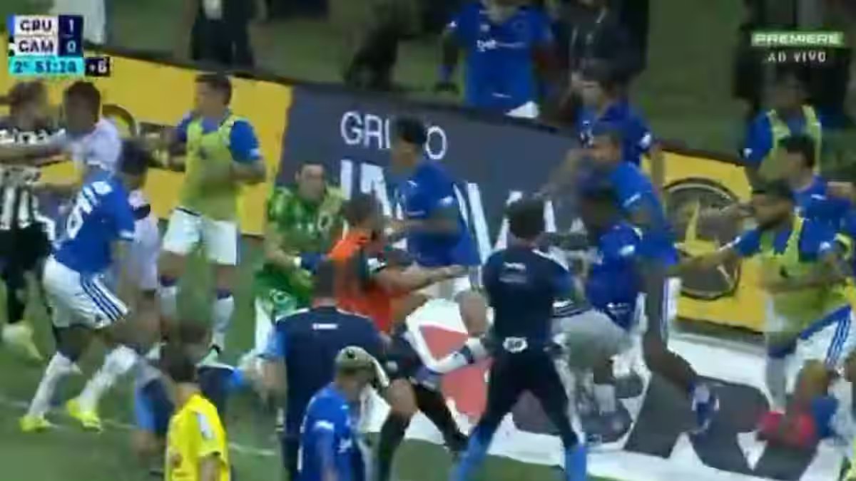 23 cartons rouges: uma partida de futebol dégénère no Brasil