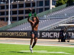 O receptor canadense mais bem classificado, Nick Cenacle, se apresenta para CFL e olheiros da NFL no Hawaii Pro Day