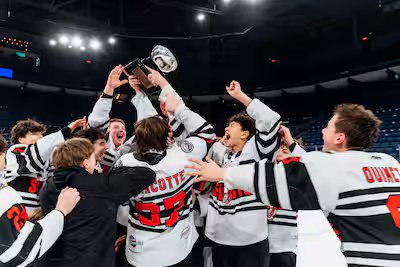 O jogador de hóquei de 13 anos Liam Tep escolheu Quebec e… seus amigos