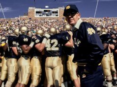 Lou Holtz morre: o lendário treinador e locutor da Notre Dame tinha 89 anos