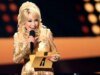 Dolly Parton estava ‘desgastada e esgotada’ após problemas de saúde e a morte do marido: ‘Eu precisava me recuperar’