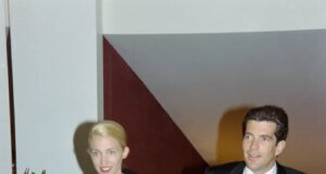 O melhor momento de gravata preta de Carolyn Bessette Kennedy pode ser recriado com este top sem ombros e saia de cetim – e por menos de US $ 150