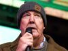 Jeremy Clarkson chama a conta de fã de “ameaça” depois de postar um vídeo viral do apresentador dando um soco no primeiro-ministro do Reino Unido