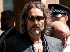 Julgamento de estupro de Russell Brand adiado para outubro