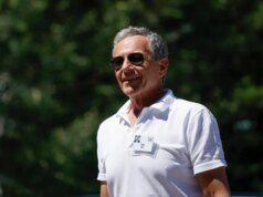 À medida que Bob Iger, da Disney, ultrapassa o bastão do CEO, seus próximos passos permanecem em fluxo