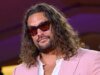 Jason Momoa foge da costa norte de Oahu em meio a inundações extremas: ‘Estamos seguros por enquanto, mas há muitas pessoas que não estavam’