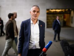 Tim Davie diz que a BBC precisará ser “corajosa” e “gastar capital político” nas negociações governamentais ao assinar com humor reflexivo