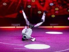 Funcionários tiveram que conter um robô humanóide dançante depois que ele enlouqueceu em um restaurante na Califórnia