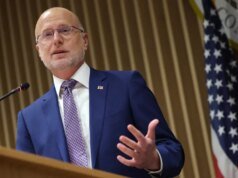 O presidente da FCC, Brendan Carr, diz que as emissoras de TV devem ‘corrigir o curso’ ou ‘perderão suas licenças’, citando a indignação de Trump com a cobertura da guerra no Irã