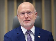 Presidente da FCC ameaça revogar licenças de TV devido à cobertura do Irã