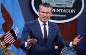 Pete Hegseth fica irritado quando repórteres o questionam sobre detalhes do fim do jogo na guerra dos EUA e de Israel com o Irã