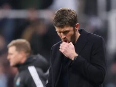 A estrela do Man Utd deixa o estádio mancando após a derrota do Newcastle para agravar os problemas de Michael Carrick