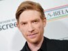 Domhnall Gleeson recebe prêmio Oscar Wilde e presta homenagem à homenageada Catherine O’Hara de 2018: ‘Qualquer clube em que ela participa é um do qual tenho muito orgulho de ser membro’