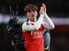 Theo Walcott pede que estrela do Arsenal rejeite a convocação da Inglaterra para a Copa do Mundo