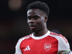 Preocupação de Bukayo Saka levantada pela lenda do Liverpool após a vitória do Arsenal sobre o Everton