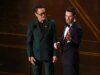 Reunião da Marvel no Oscar tem Robert Downey Jr. e Chris Evans trocando presentes, sendo um deles a tanga ‘Magic Mike’ de Channing Tatum