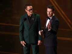 Reunião da Marvel no Oscar tem Robert Downey Jr. e Chris Evans trocando presentes, sendo um deles a tanga ‘Magic Mike’ de Channing Tatum