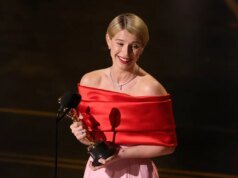 Jessie Buckley comemora vitória de ‘Hamnet’ no Dia das Mães no Reino Unido – Oscar nos bastidores